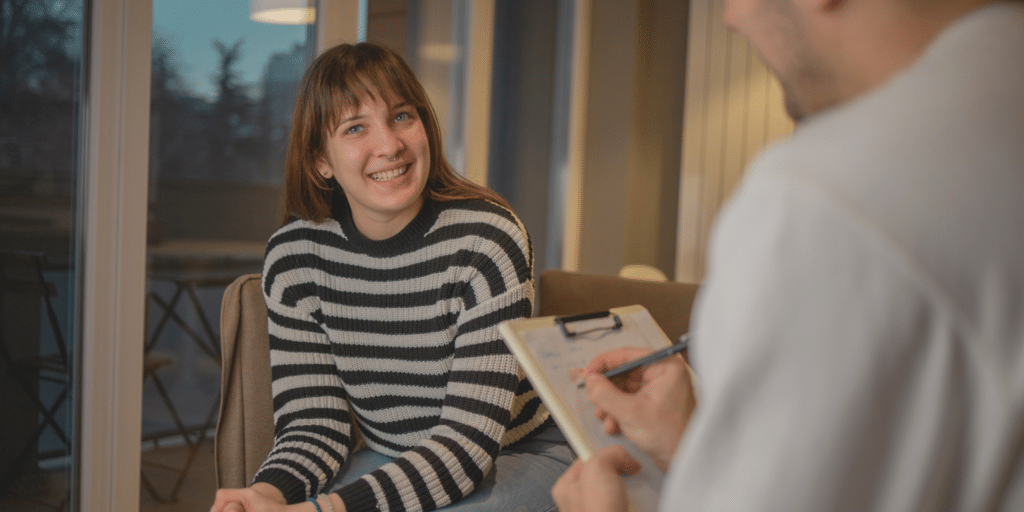 woman client happily sharing a word with her therapist